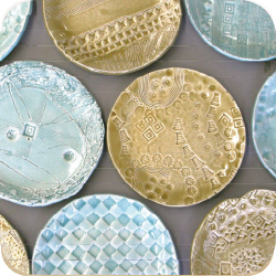 押しつけ！はみ出せ！落書き印花皿（いんかざら）