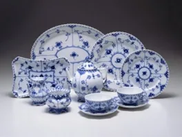 ディナーセット 《ブルー・フルーテッド》 ロイヤル・コペンハーゲン、デンマーク 愛知県陶磁資料館蔵