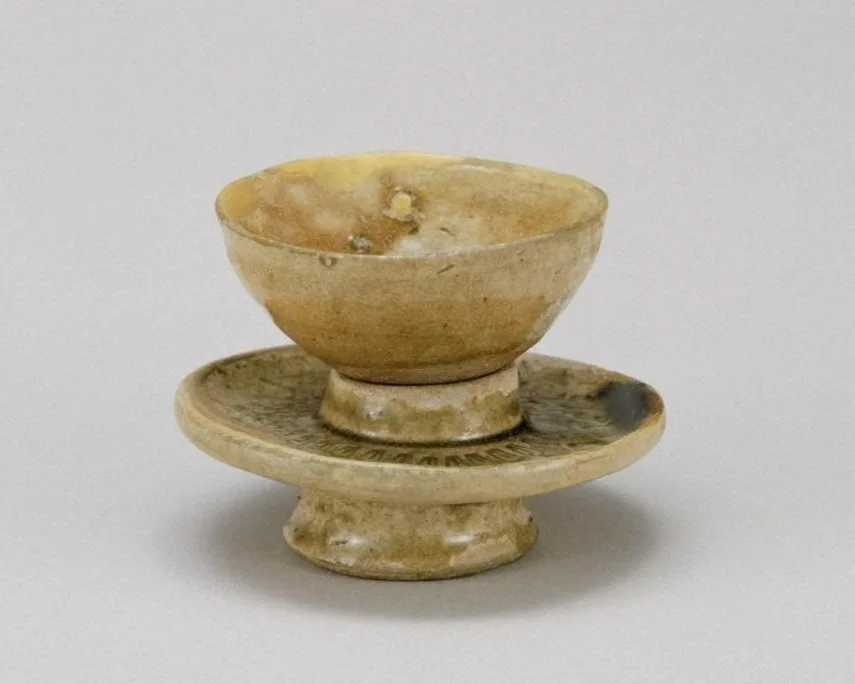 灰釉天目茶碗・灰釉印花文天目台 瀬戸窯　室町時代（14世紀）