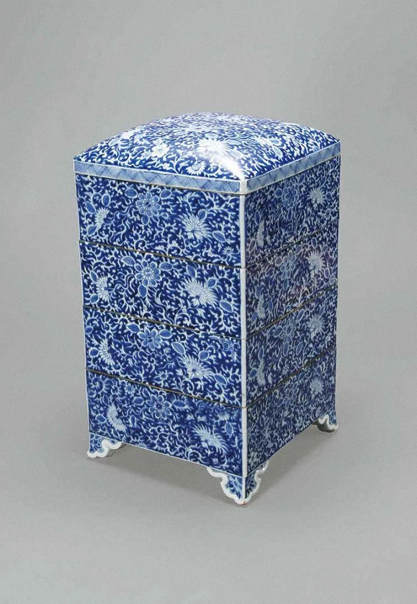 染付葵唐草文四段脚付重箱 瀬戸窯 江戸時代後期（19世紀）