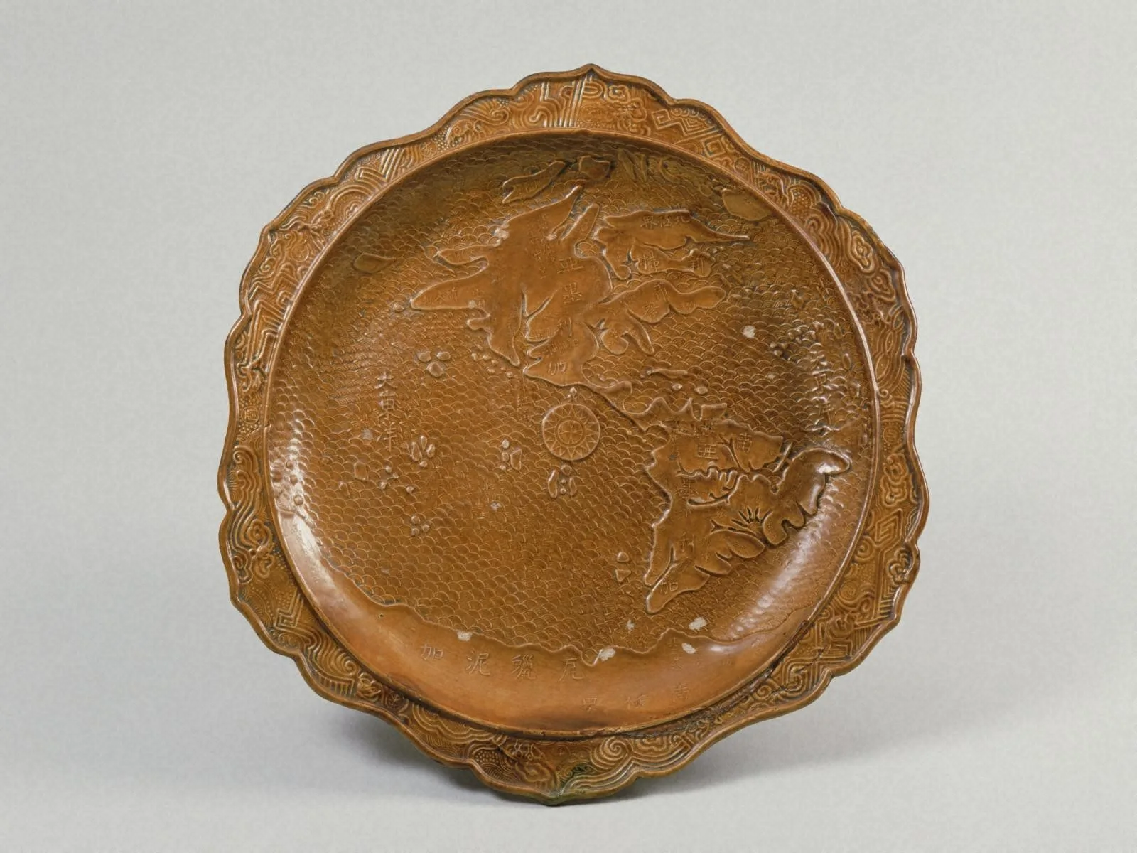 交趾釉地図文稜皿 源内焼　江戸時代中期（18世紀）