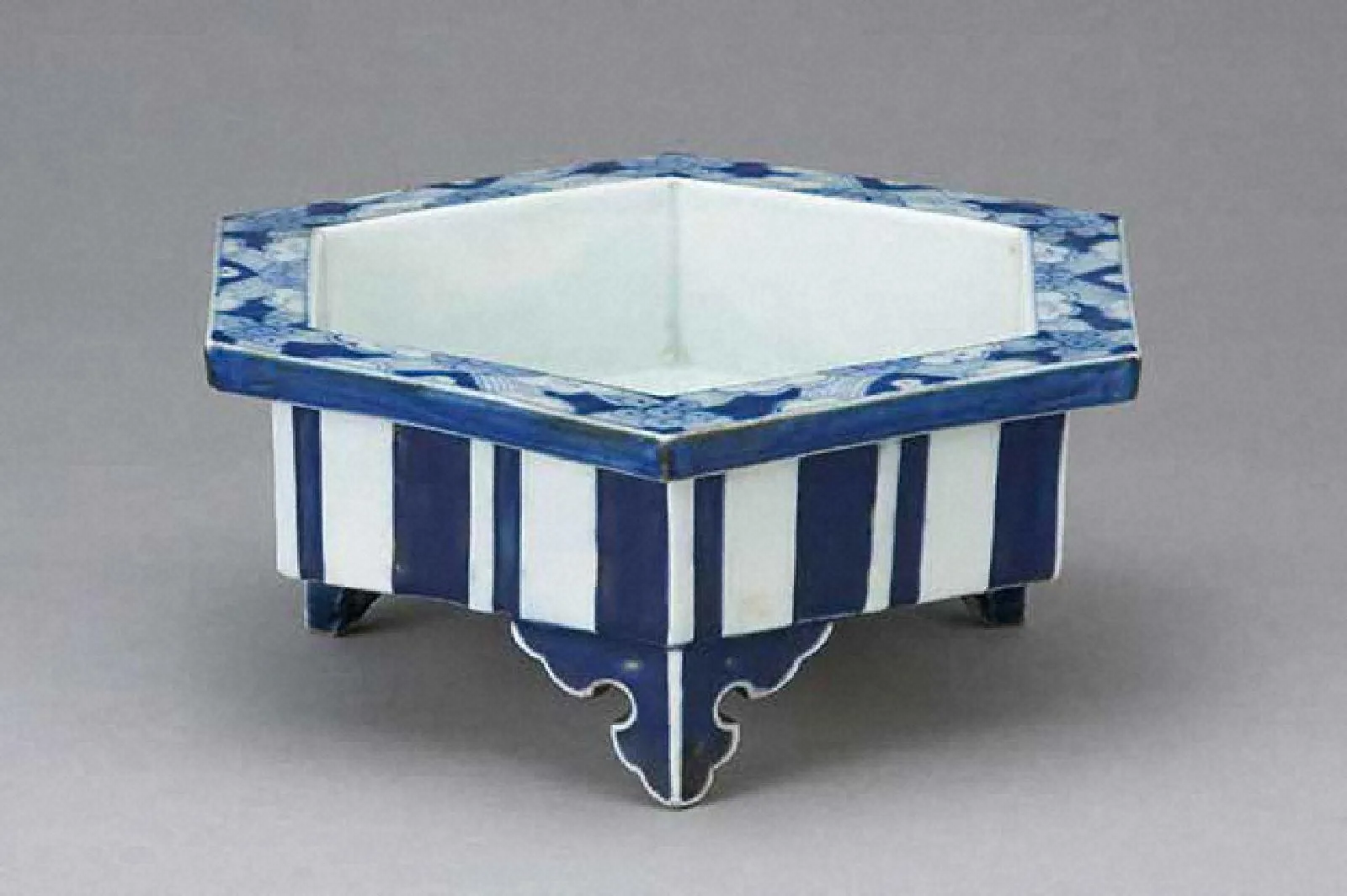 瑠璃釉六角水盤 瀬戸窯　江戸時代後期（19世紀） 当館寄託