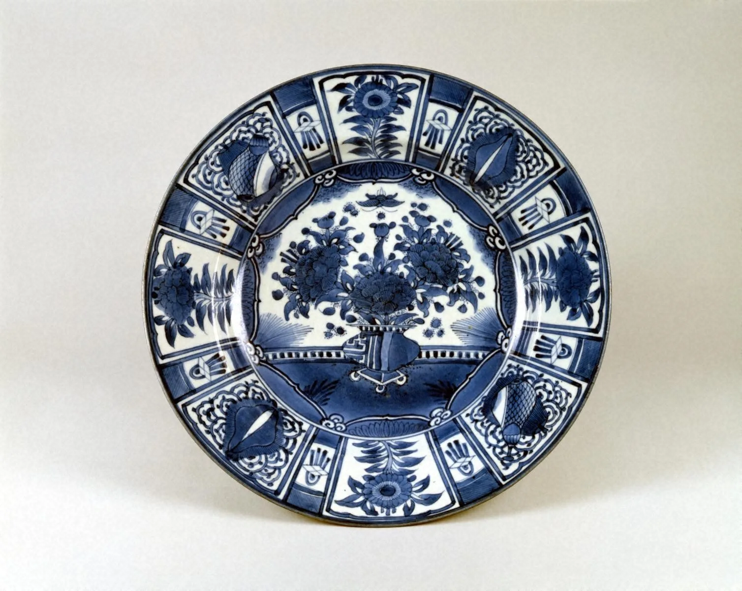 染付芙蓉手花篭文大皿 有田窯 江戸時代中期（18世紀）