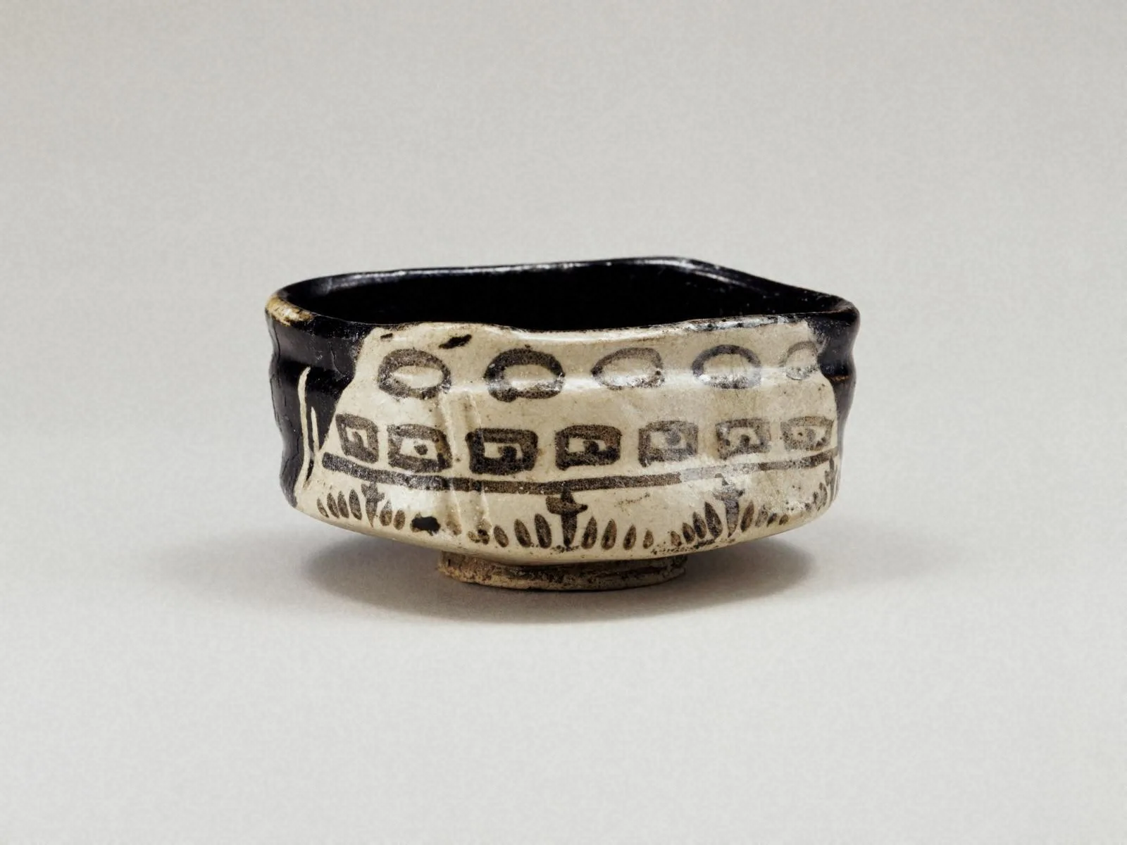 黒織部茶碗 美濃窯　安土桃山時代（17世紀）